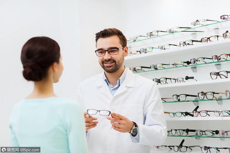 保健,人,视力视力眼镜师光学商店向妇女展示眼镜销售专家